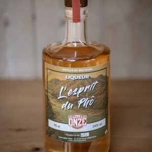 Bouteille de liqueur "L'esprit du Phô" de la distillerie Onze, posée sur une table en bois.